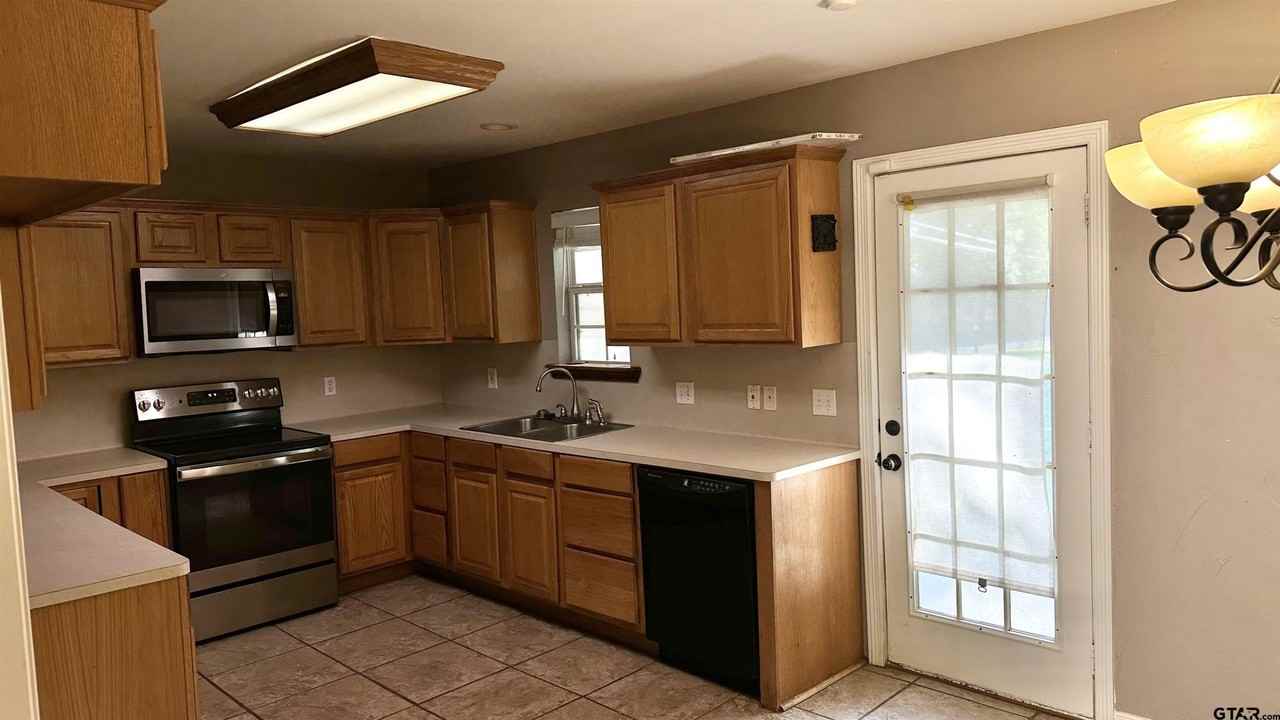 608 Oak St - Photo 6 of 14