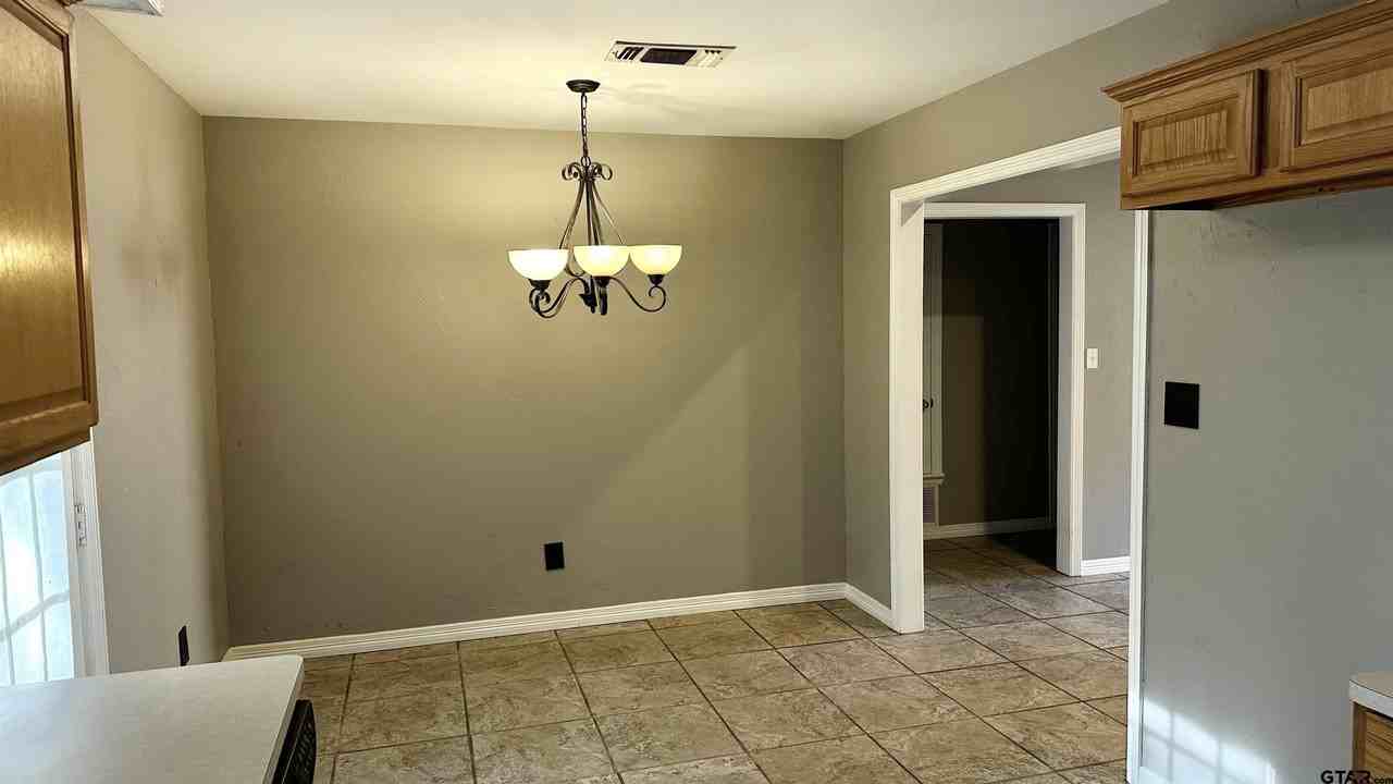 608 Oak St - Photo 7 of 14