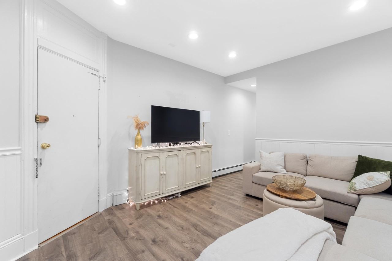 723 Willow Ave #2R - Photo 3 of 18