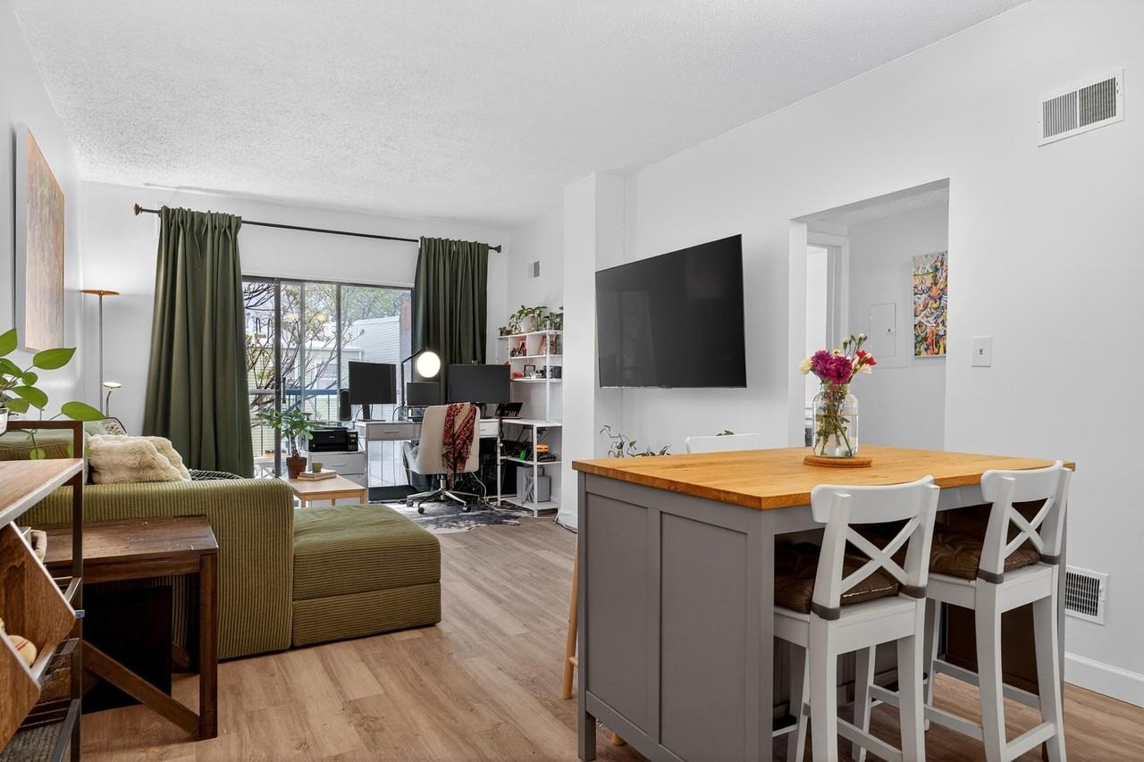 318 38th St #301 - Photo 2 of 16