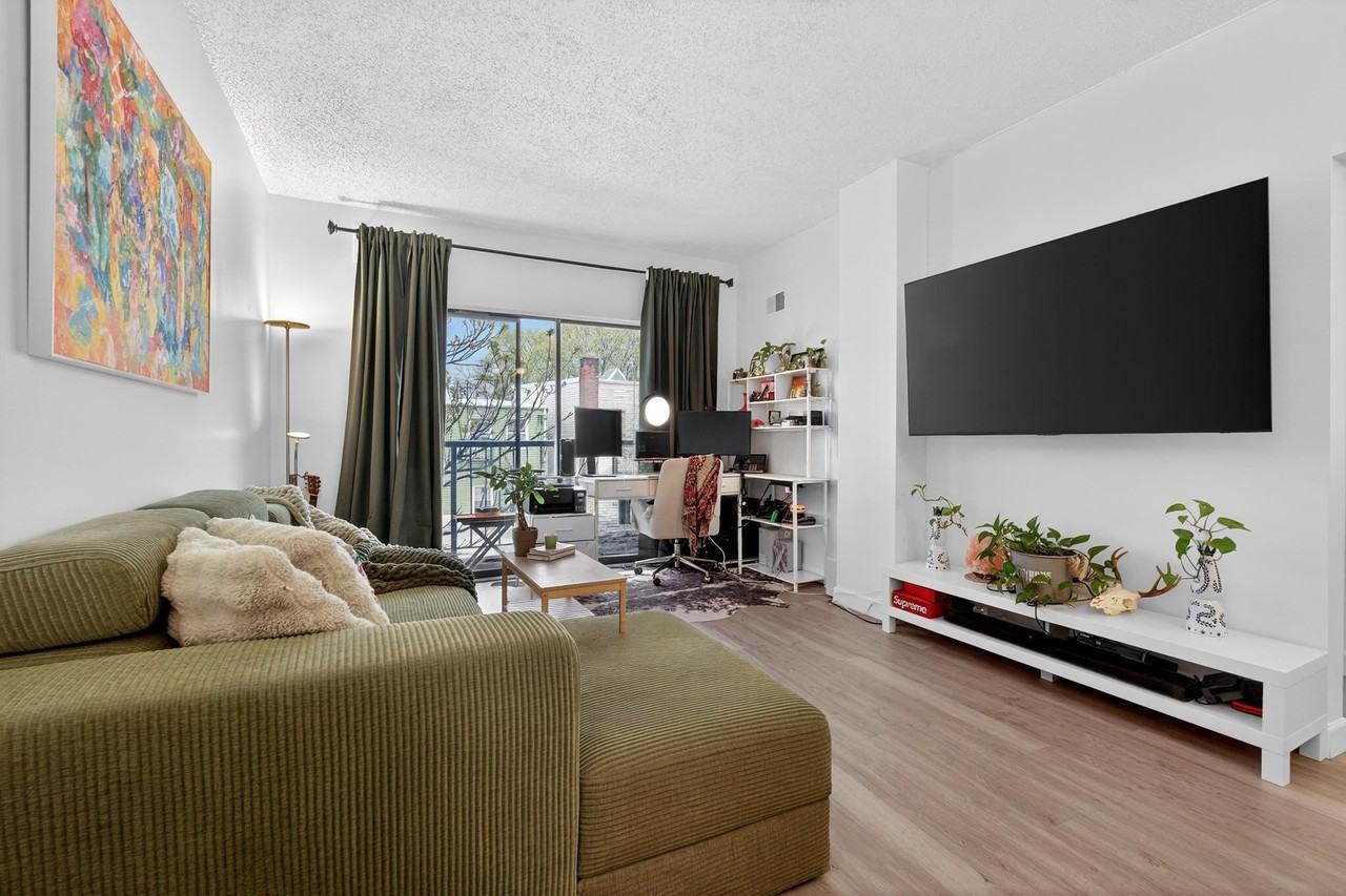 318 38th St #301 - Photo 3 of 16