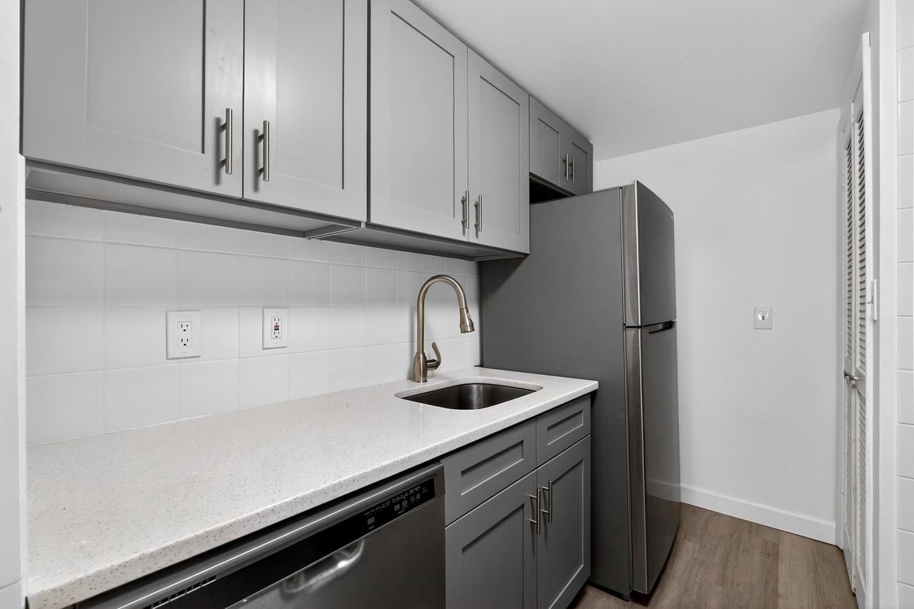 318 38th St #301 - Photo 6 of 16