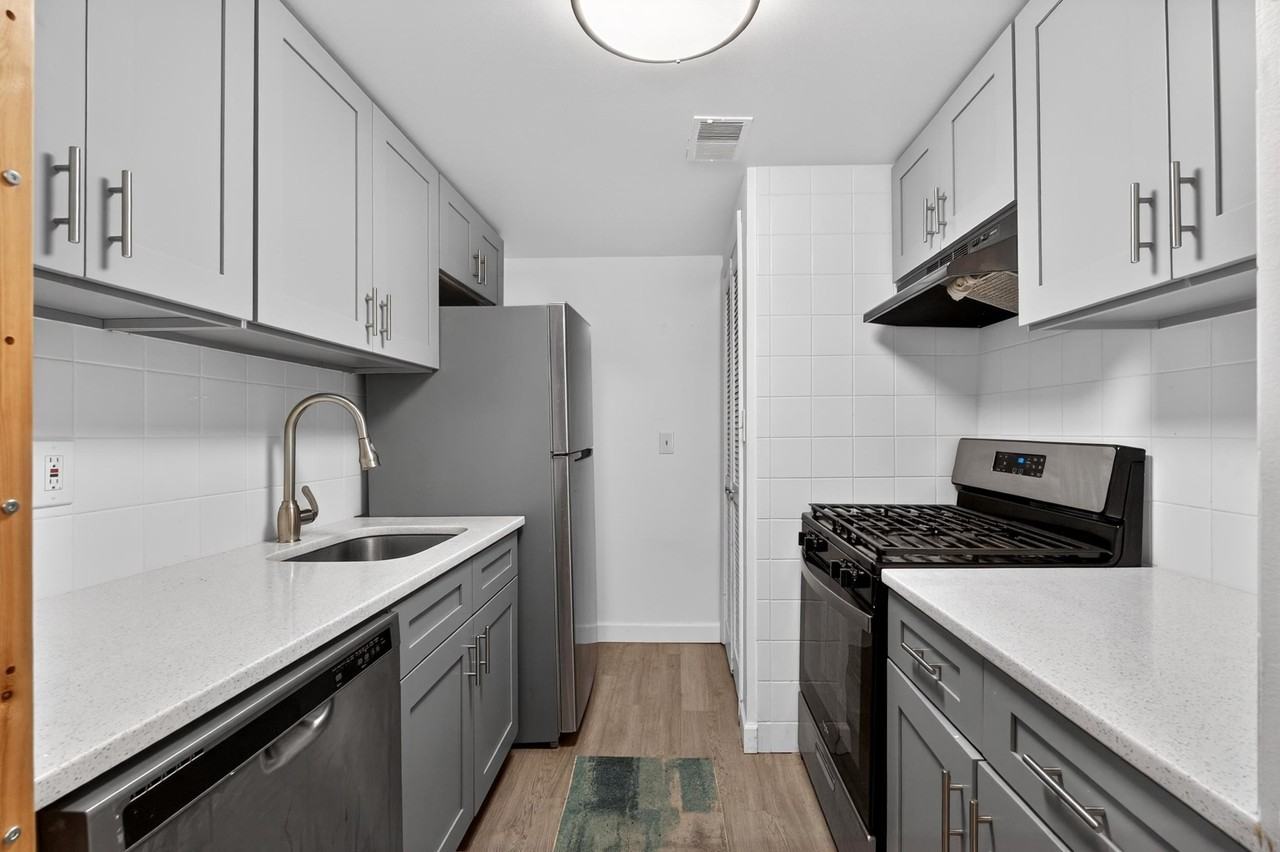 318 38th St #301 - Photo 7 of 16