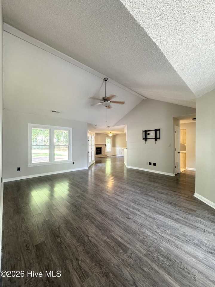 180 Baytree Dr - Photo 3 of 25