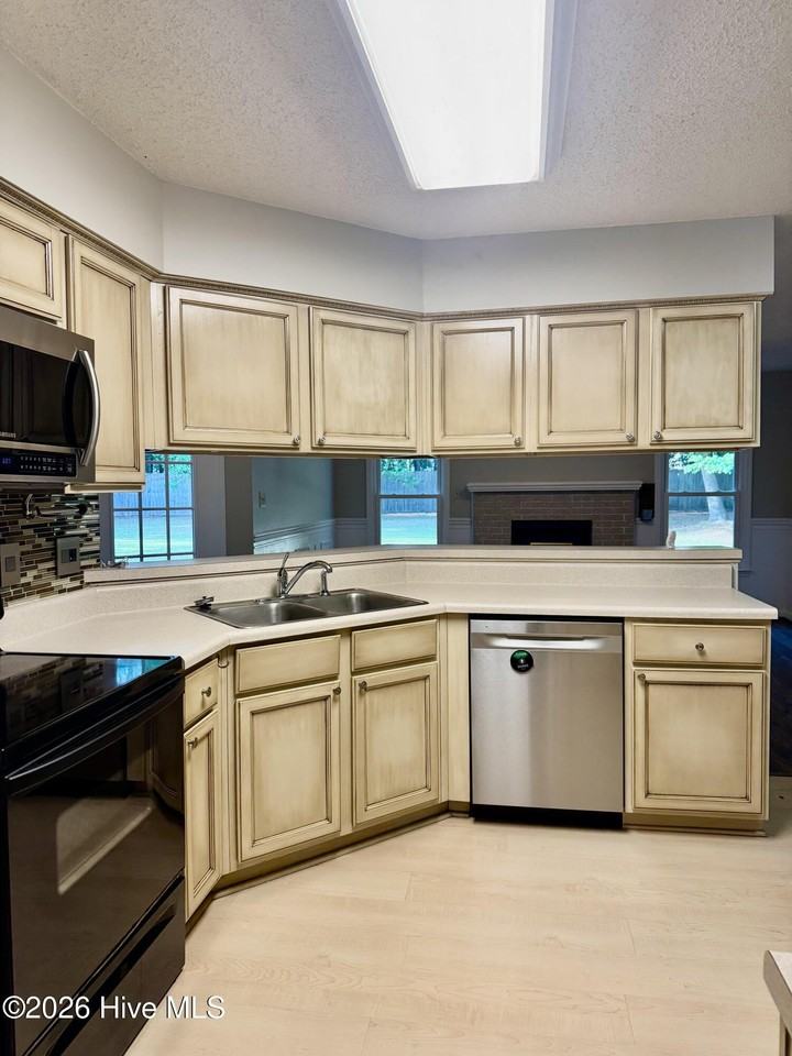 180 Baytree Dr - Photo 6 of 25