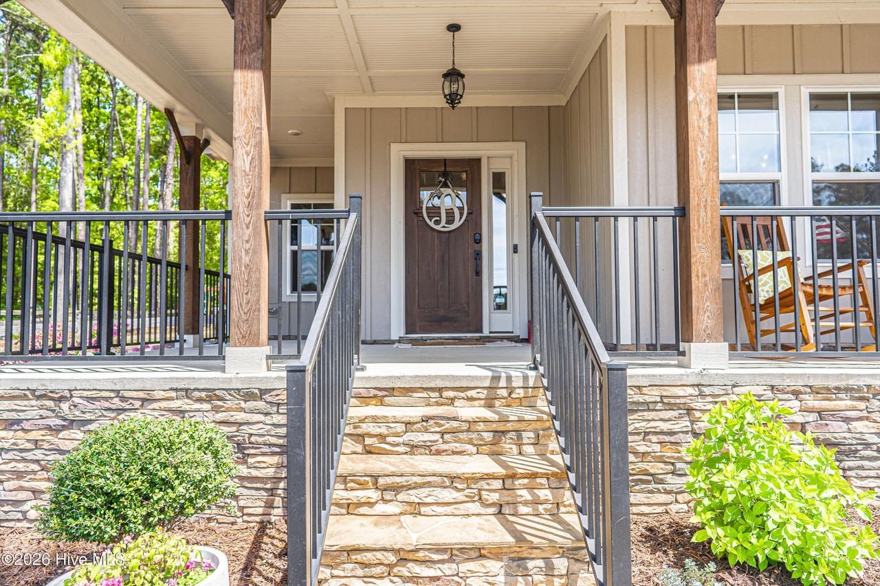 156 Lakeview Dr - Photo 3 of 36