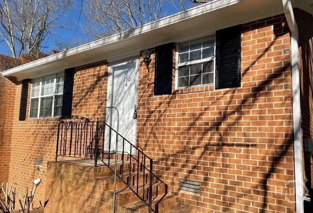 130 Oxford Ct - Photo 2 of 20