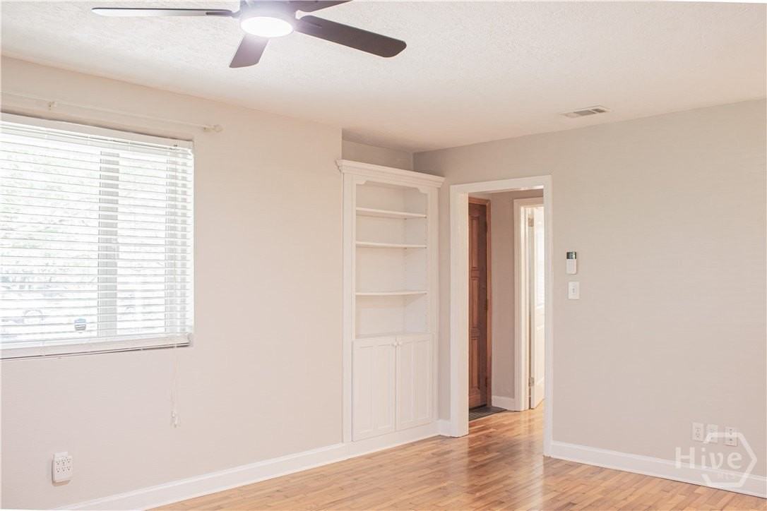 135 E Derenne Ave - Photo 5 of 29