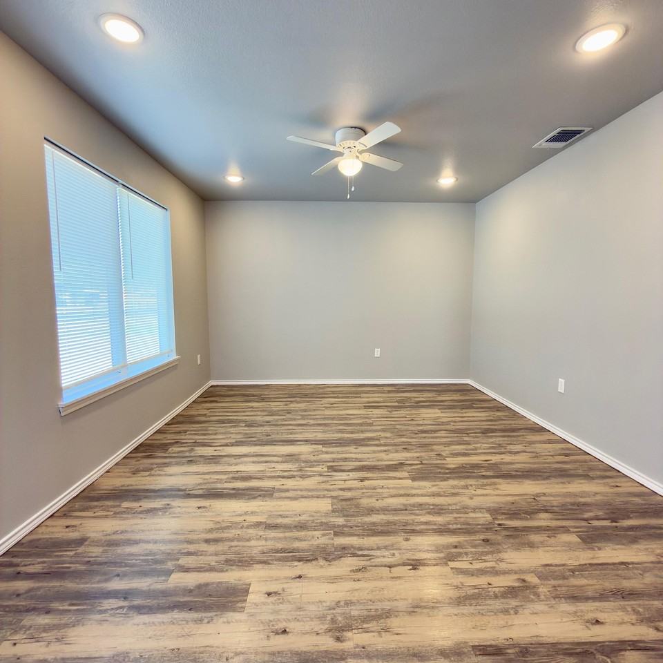 1304 E 15th St - Photo 2 of 19