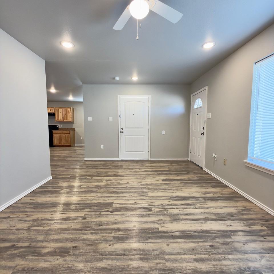 1304 E 15th St - Photo 3 of 19