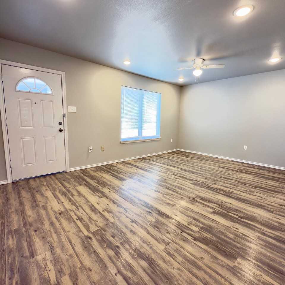 1304 E 15th St - Photo 4 of 19