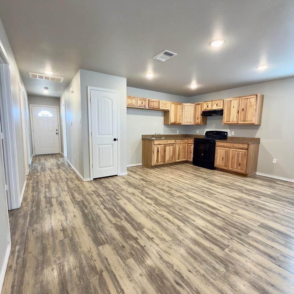 1304 E 15th St - Photo 6 of 19