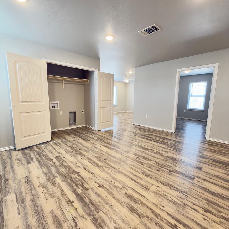 1304 E 15th St - Photo 7 of 19