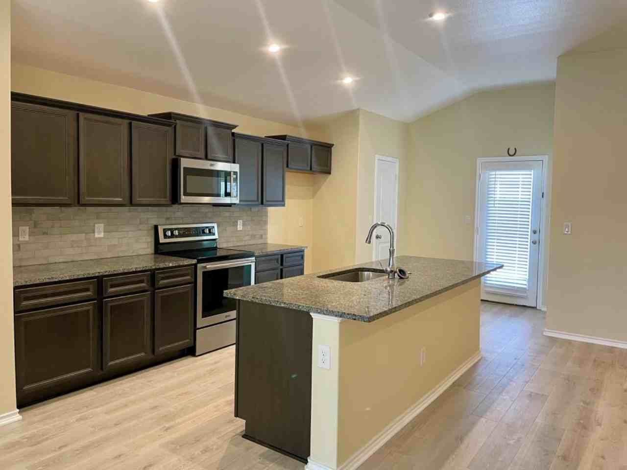 7510 102nd St - Photo 3 of 11