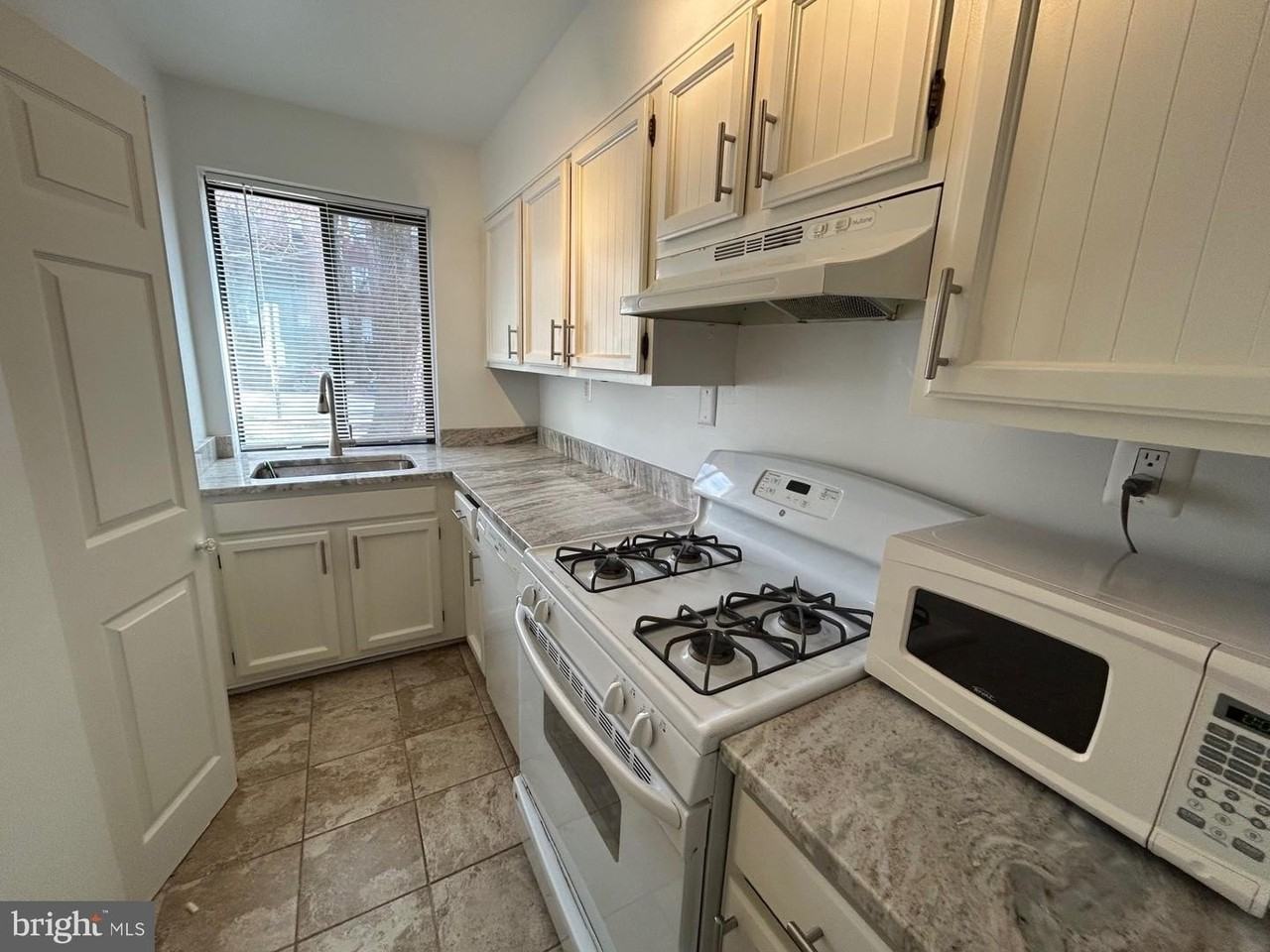 3815 Davis Pl Nw - Photo 4 of 14