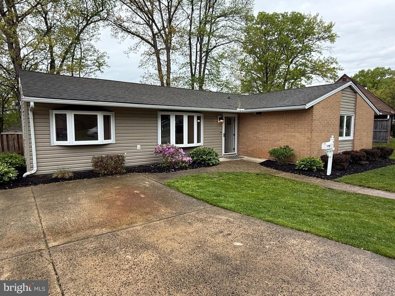 416 Breslin Rd - Photo 2 of 32