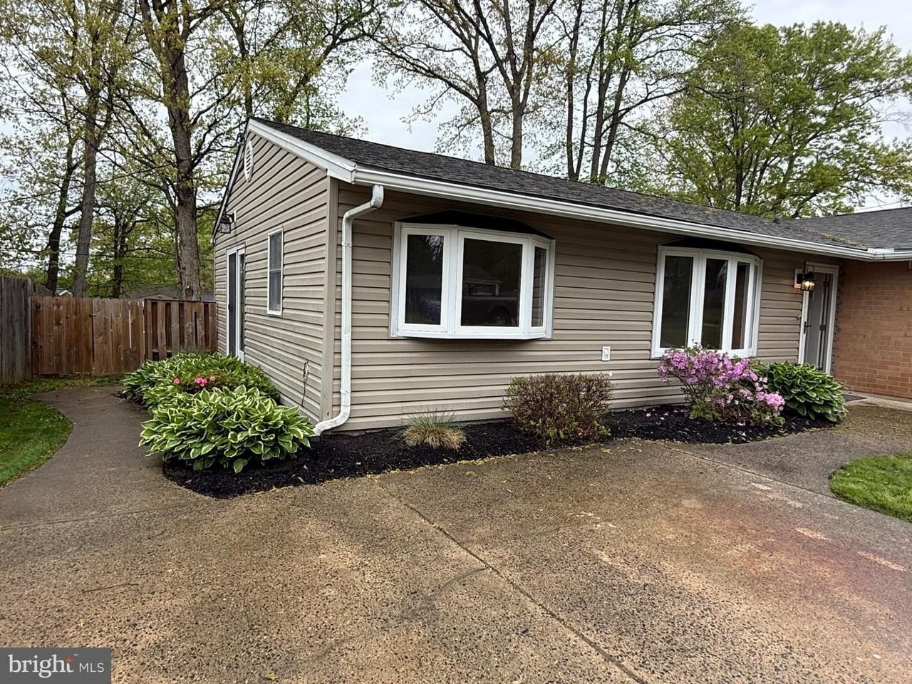 416 Breslin Rd - Photo 3 of 32