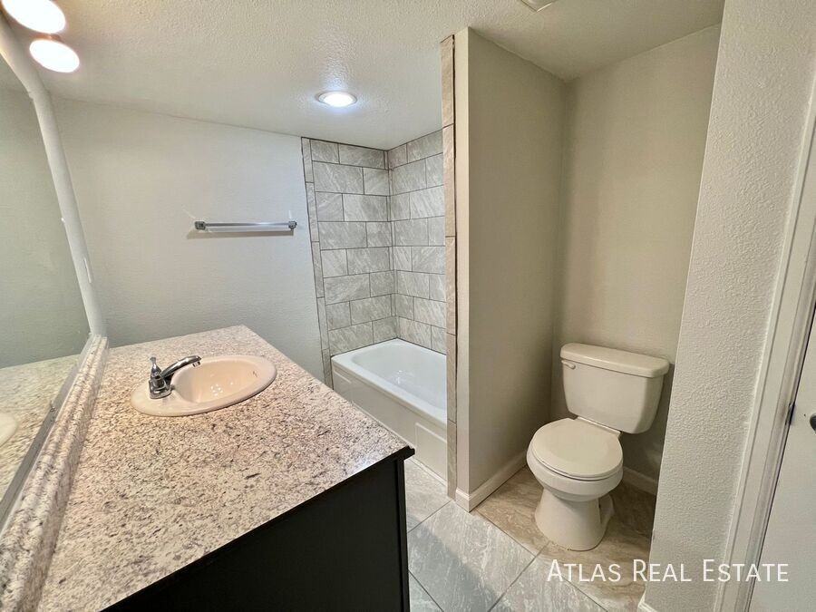 1016 Magnolia St #A - Photo 5 of 11