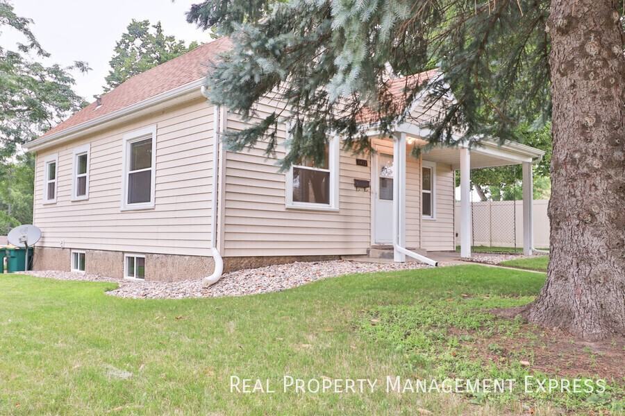 1412 W 17th St - Photo 3 of 28