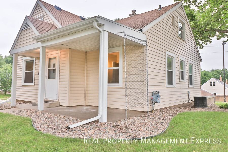 1412 W 17th St - Photo 4 of 28