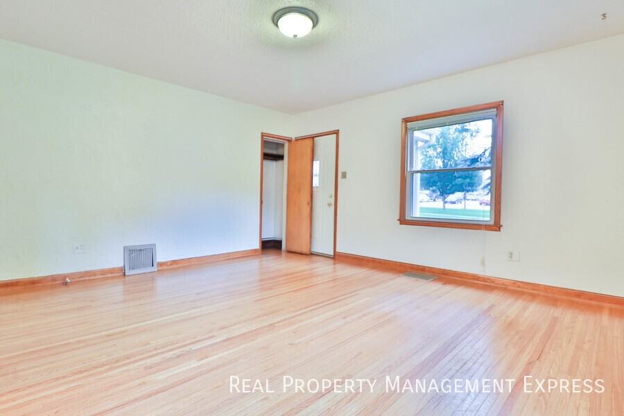 1412 W 17th St - Photo 6 of 28