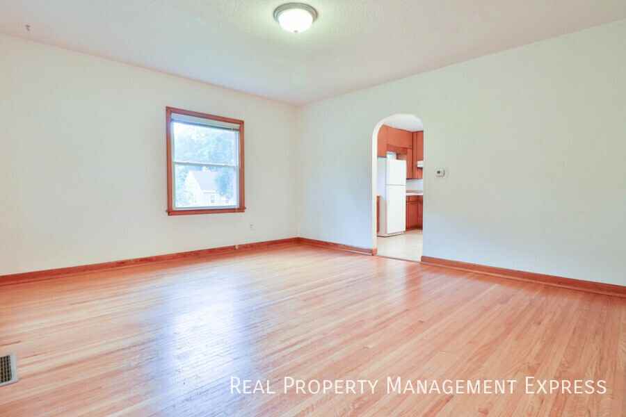 1412 W 17th St - Photo 7 of 28