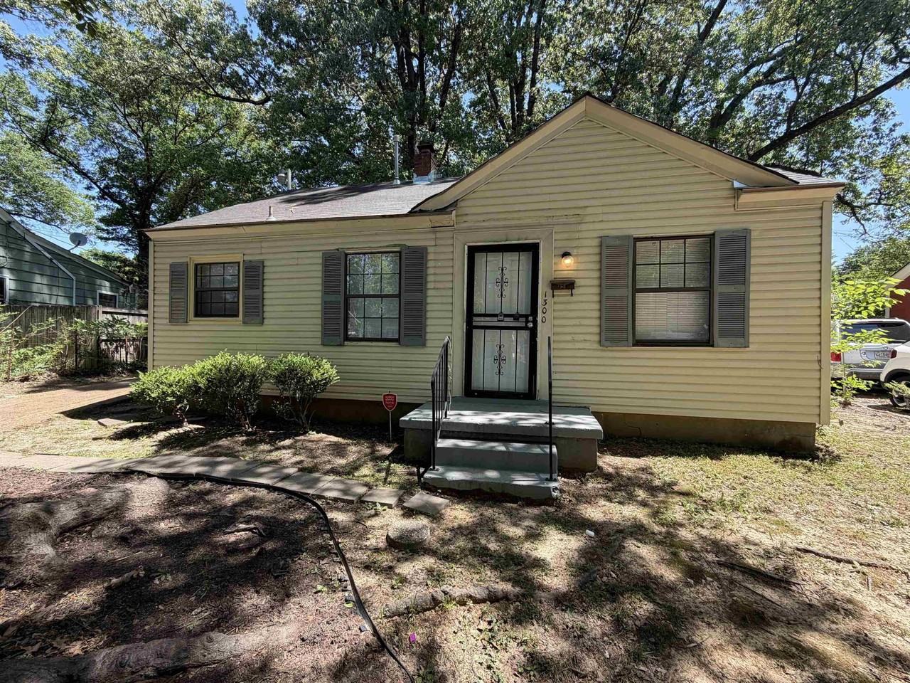 1300 Robin Hood Ln