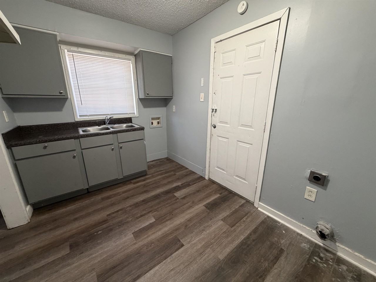 1300 Robin Hood Ln - Photo 5 of 9