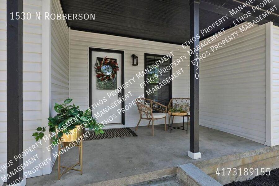 1530 N Robberson Ave - Photo 2 of 19