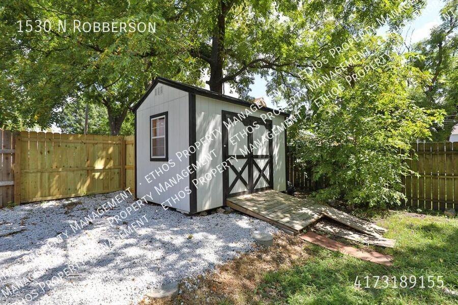 1530 N Robberson Ave - Photo 3 of 19