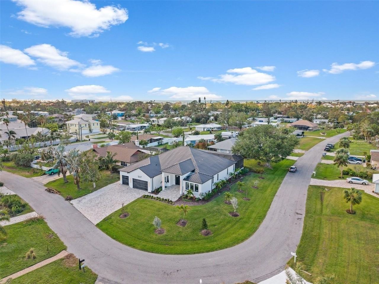 507 Acacia Ln - Photo 3 of 50