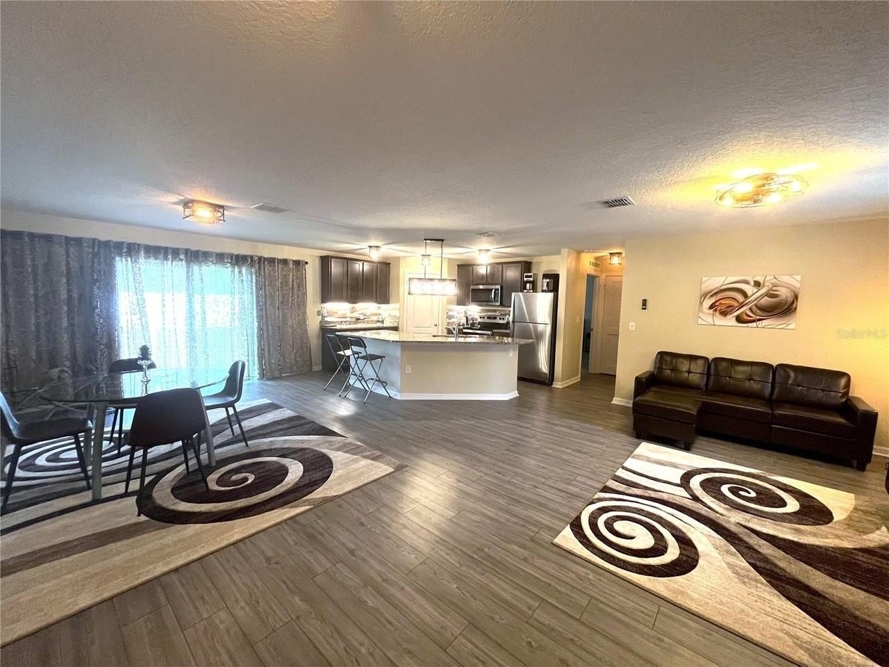 37 Rickenbacker Dr - Photo 4 of 28