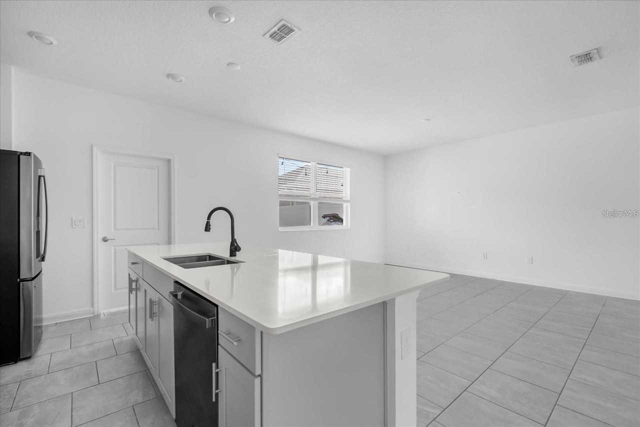 2959 Addison Blvd - Photo 6 of 30