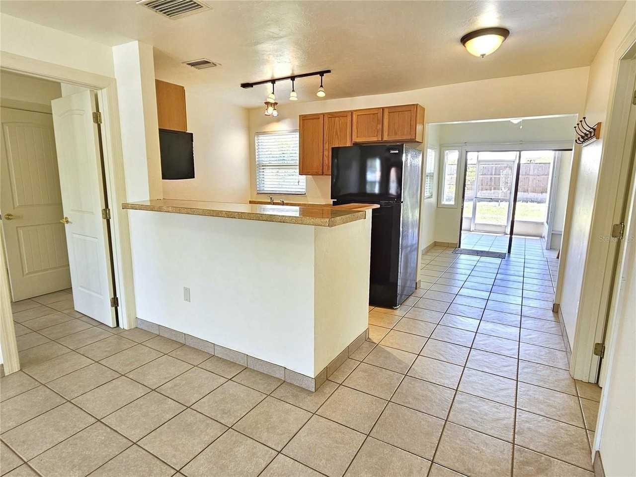 323 Palmetto Rd W - Photo 4 of 33