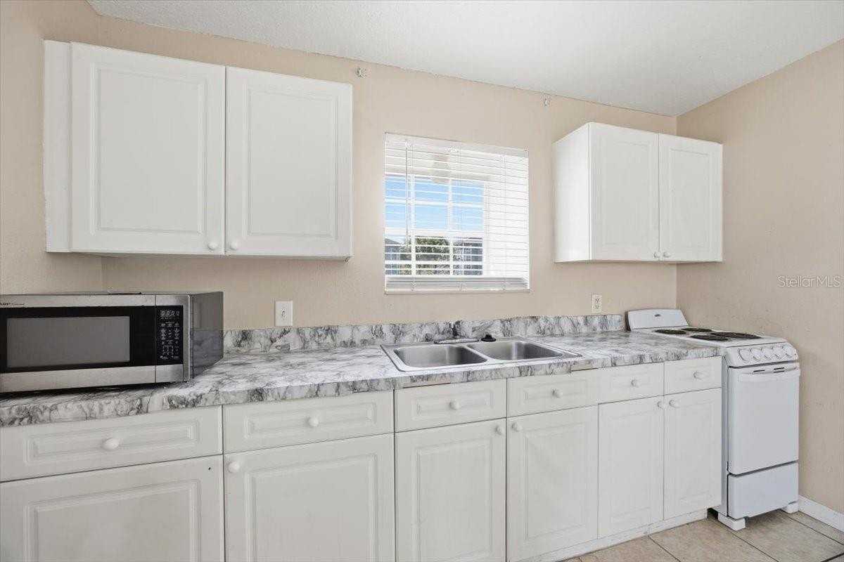 130 Coco Plum Dr - Photo 5 of 12