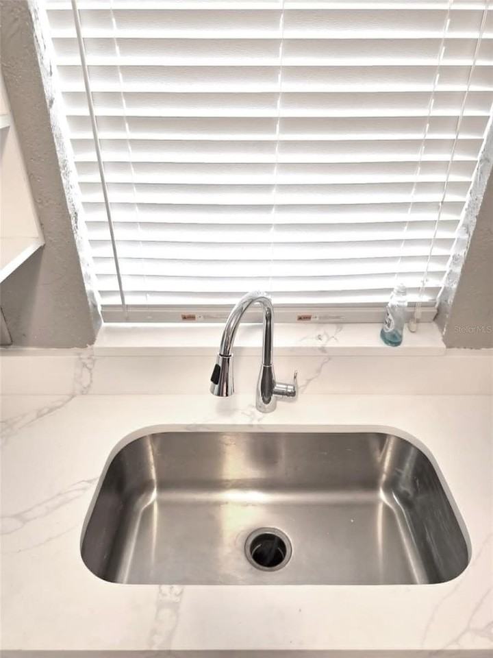 812 Gullberry Ln - Photo 6 of 29