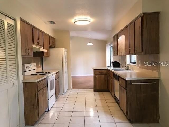 3026 Ne 39th Pl - Photo 5 of 12