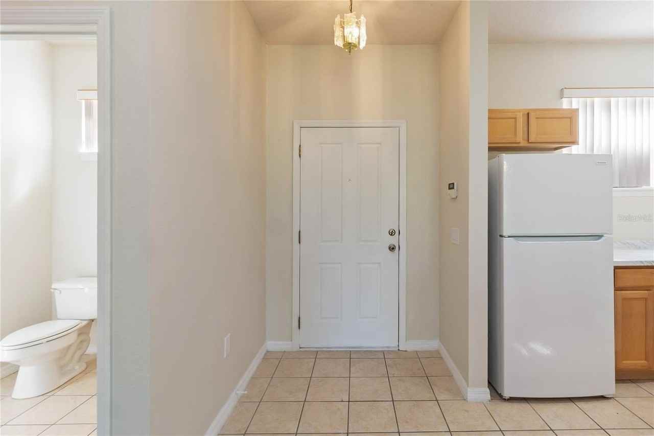 214 Monroe Cir - Photo 4 of 30