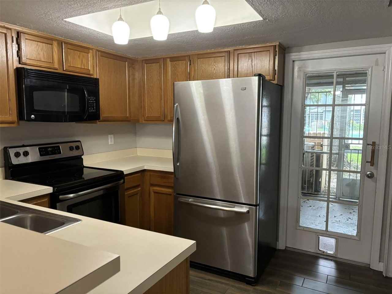 7621 Colonial Ct - Photo 3 of 17