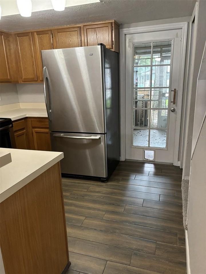 7621 Colonial Ct - Photo 4 of 17