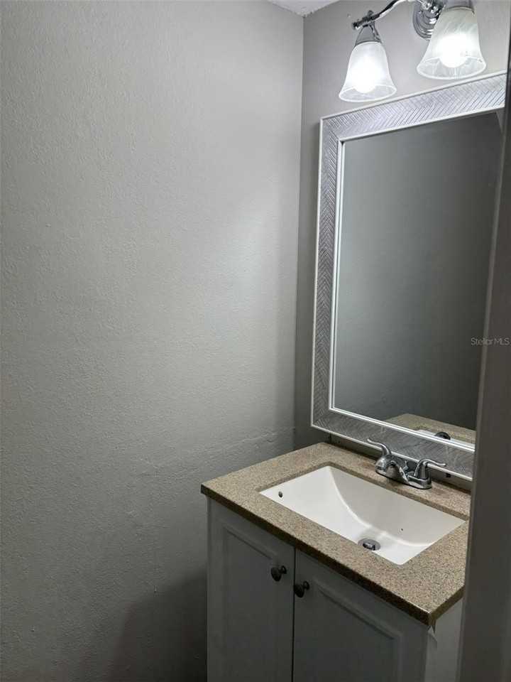 7621 Colonial Ct - Photo 6 of 17