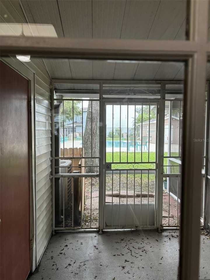 7621 Colonial Ct - Photo 7 of 17