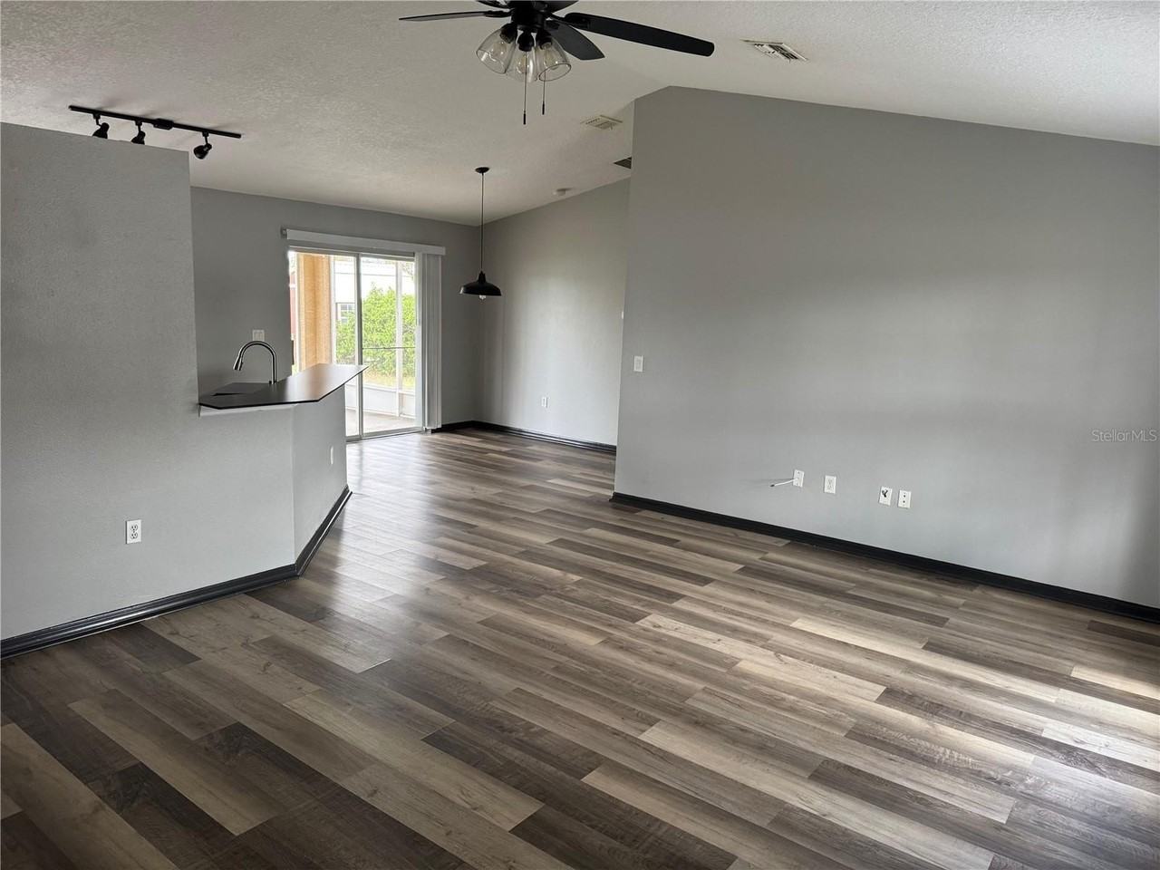 6289 Mariner Blvd - Photo 4 of 9