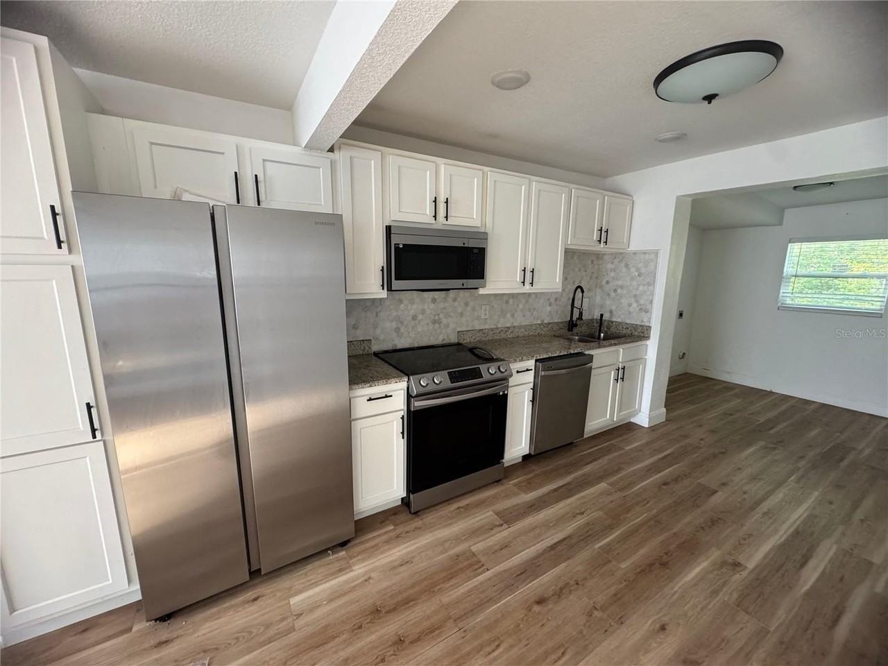 905 Center St - Photo 2 of 15