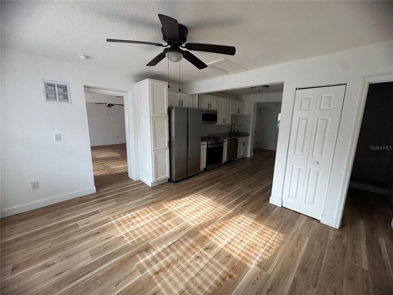 905 Center St - Photo 3 of 15