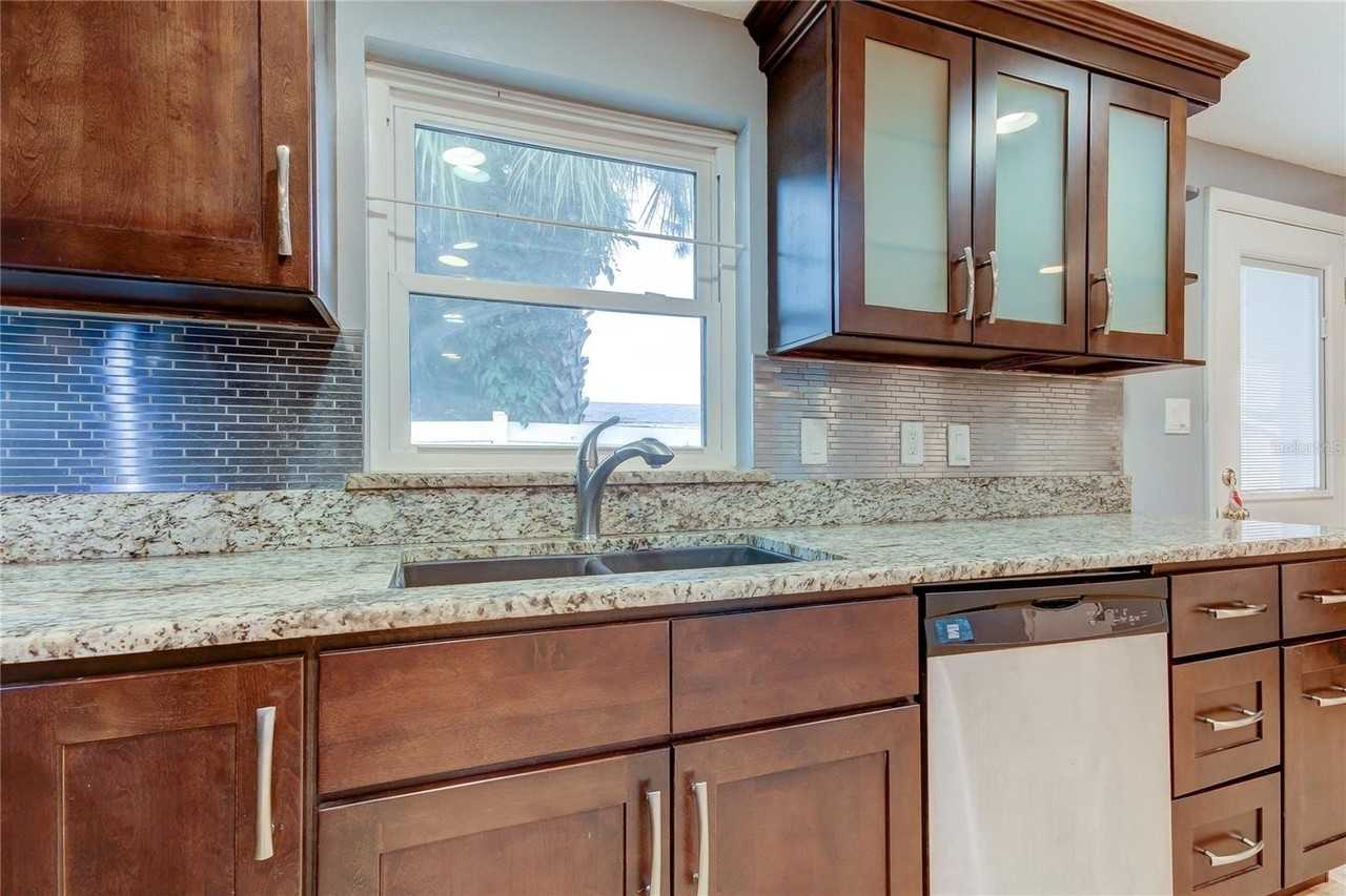 2925 W Tyson Ave - Photo 4 of 14