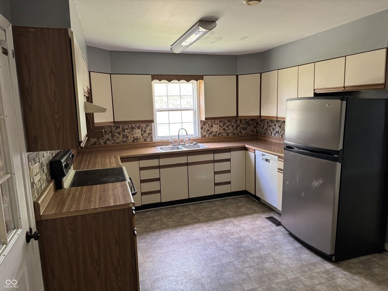 603 E Clyde St - Photo 5 of 13