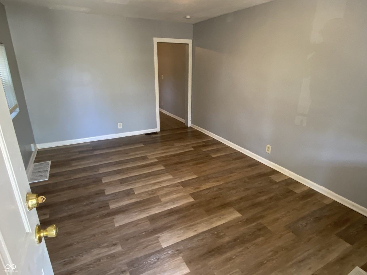 2842 N Chester Ave - Photo 2 of 13