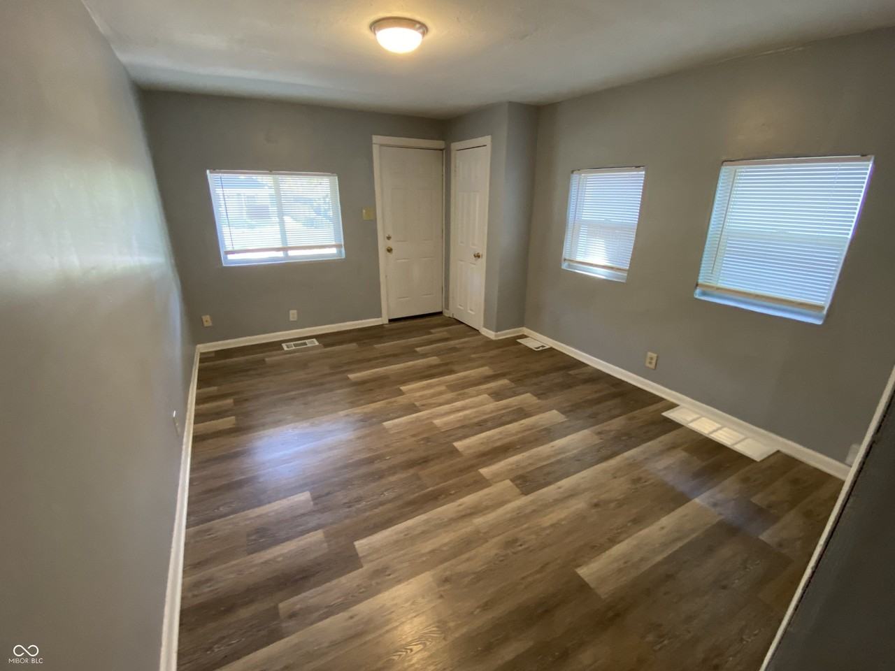 2842 N Chester Ave - Photo 3 of 13