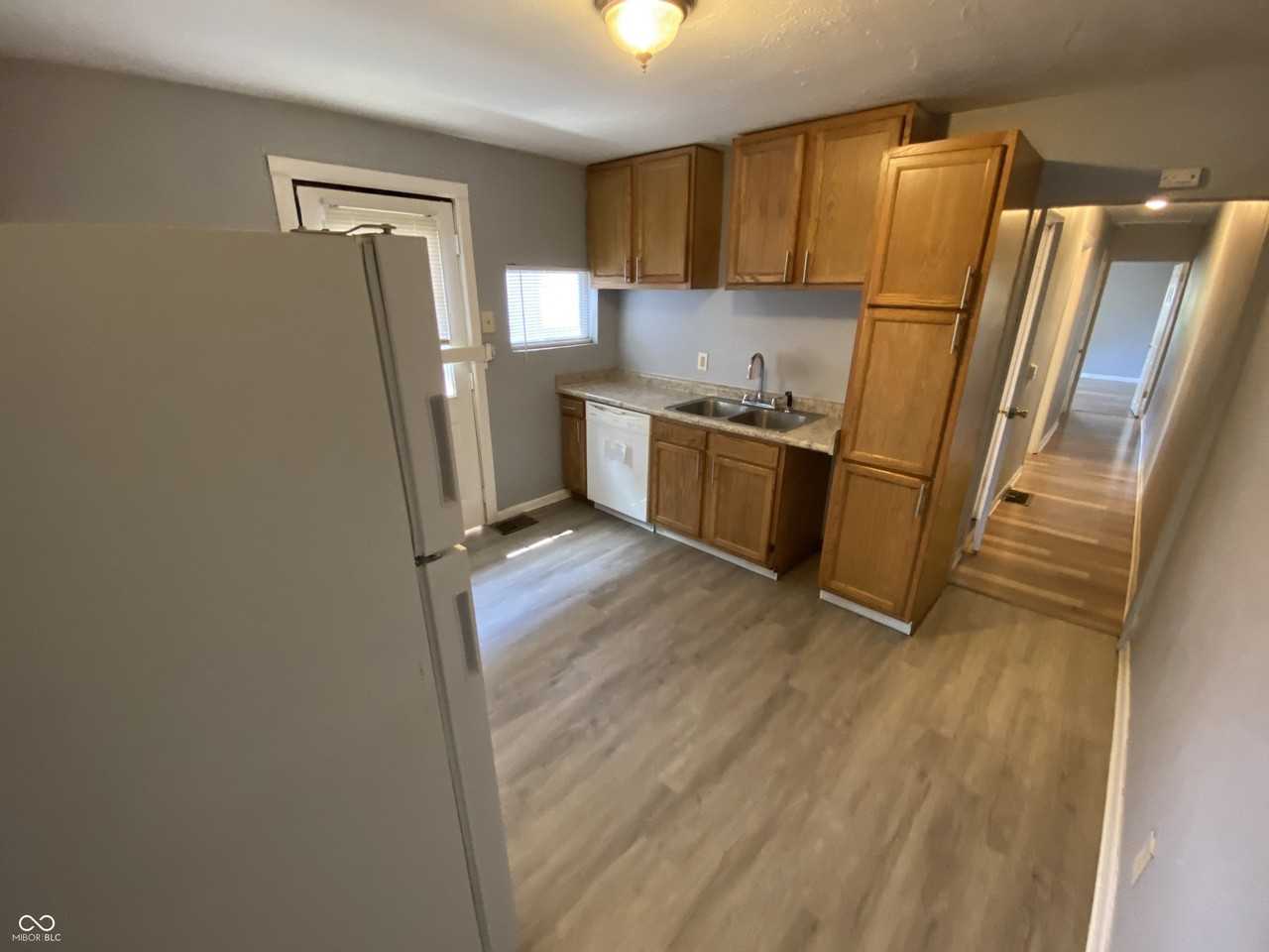 2842 N Chester Ave - Photo 4 of 13